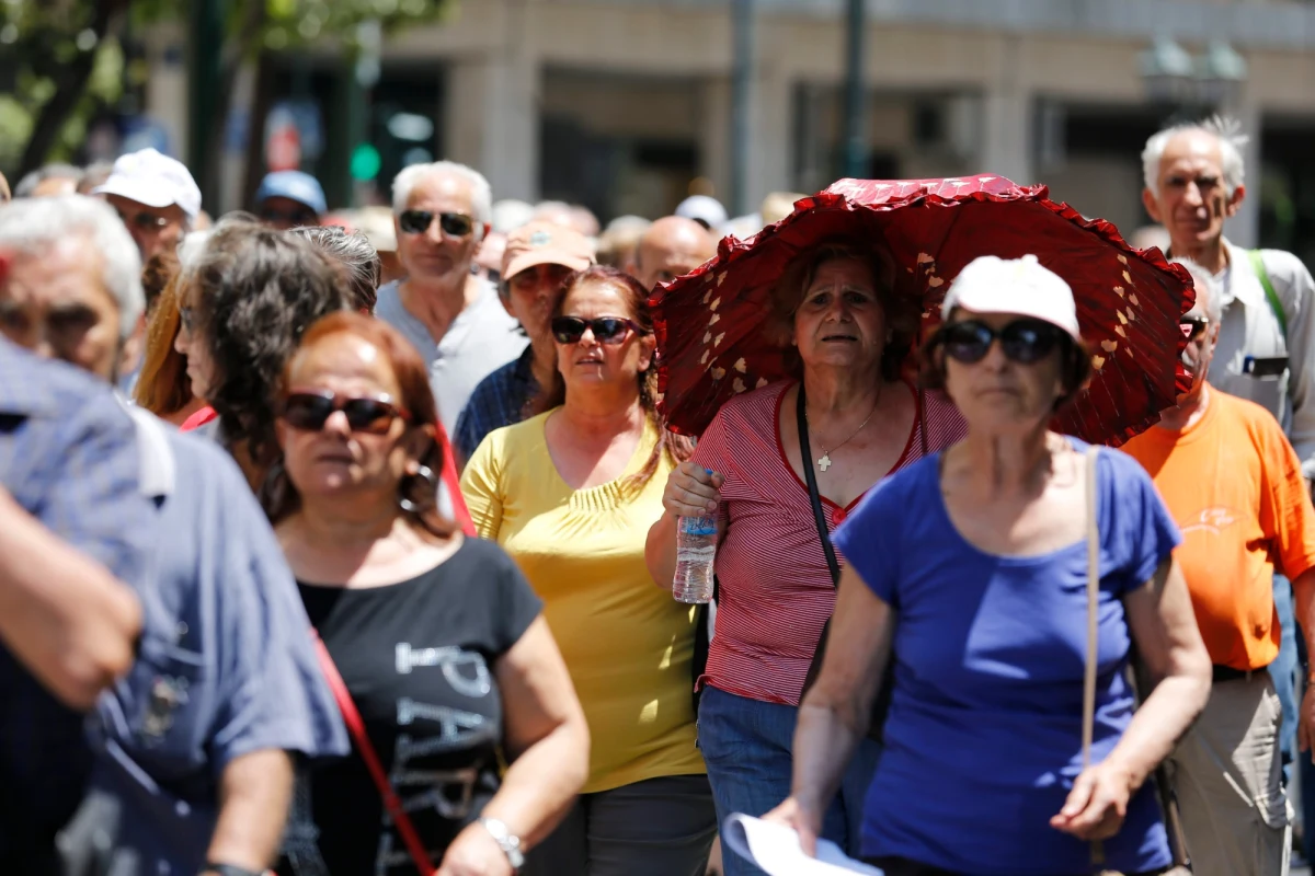 Grecki rząd, choć nie ma nic, coraz chętniej daje ludziom prezenty. Dzisiaj wieczorem zniesione zostaną opłaty na wszystkich autostradach. Oficjalnie po to, by ułatwić obywatelom dotarcie na niedzielne referendum. A to - jak donosi specjalny wysłannik RMF FM do Aten Krzysztof Berenda - nie koniec prezentów.