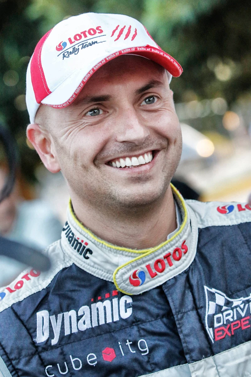 „Oczywiście zdarzają się mu błędy, ale takie są rajdy. Doświadczenie jest bardzo ważne. Sądzę, że powinien już wyciągnąć wnioski” – mówi o Robercie Kubicy Kajetan Kajetanowicz. 4-krotny mistrz Polski zdradził w rozmowie z RMF FM, co czuje oglądając Rajd Polski w roli kibica. 