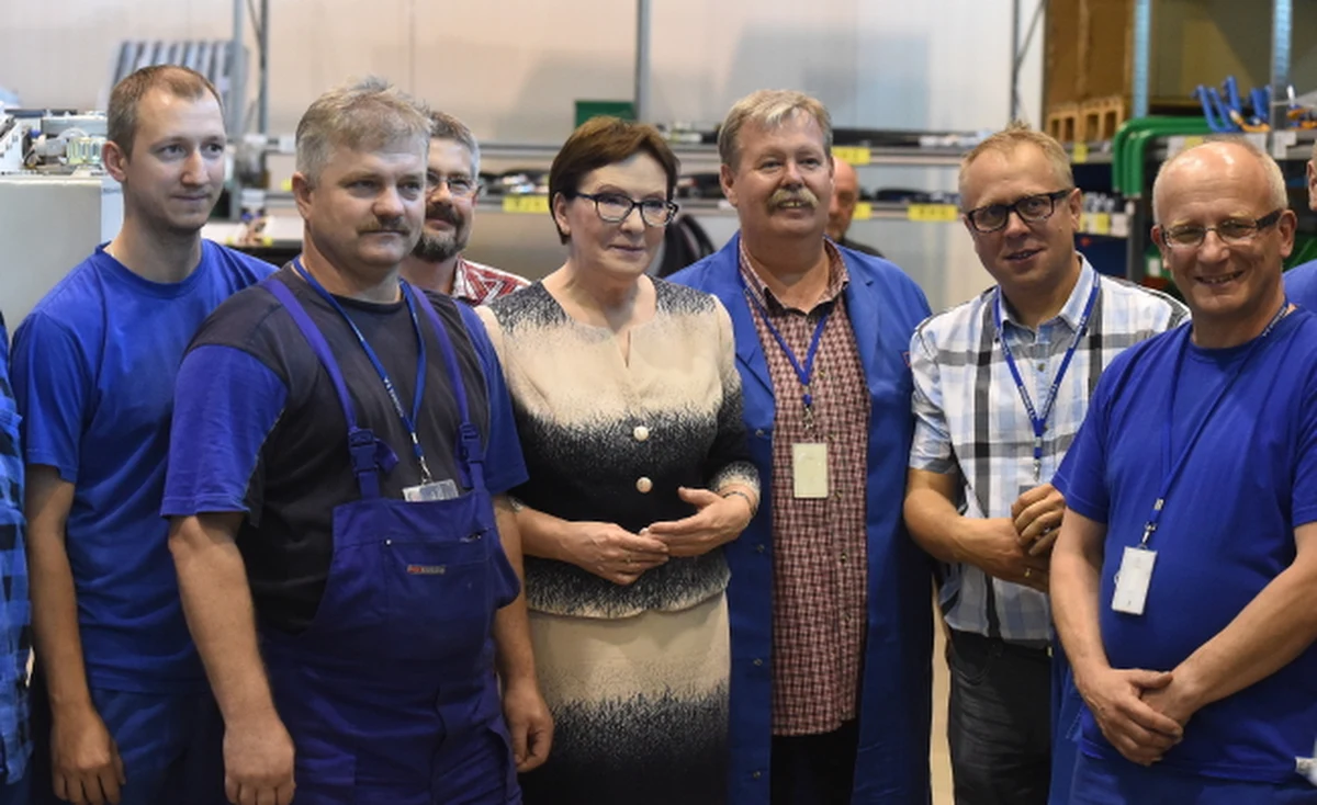 "Słowacja w ciągu najbliższych trzech lat zakupi 30 sztuk nowego wariantu transportera Rosomak" – poinformowała premier Ewa Kopacz. Nowa wersja ma nosić nazwę Scipio - będzie stanowiła połączenie polskiego wozu i słowackiej wieży. "Dzięki temu do zakładów w Siemianowicach Śląskich wpłynie ponad 120 mln zł" – podkreśliła szefowa rządu.