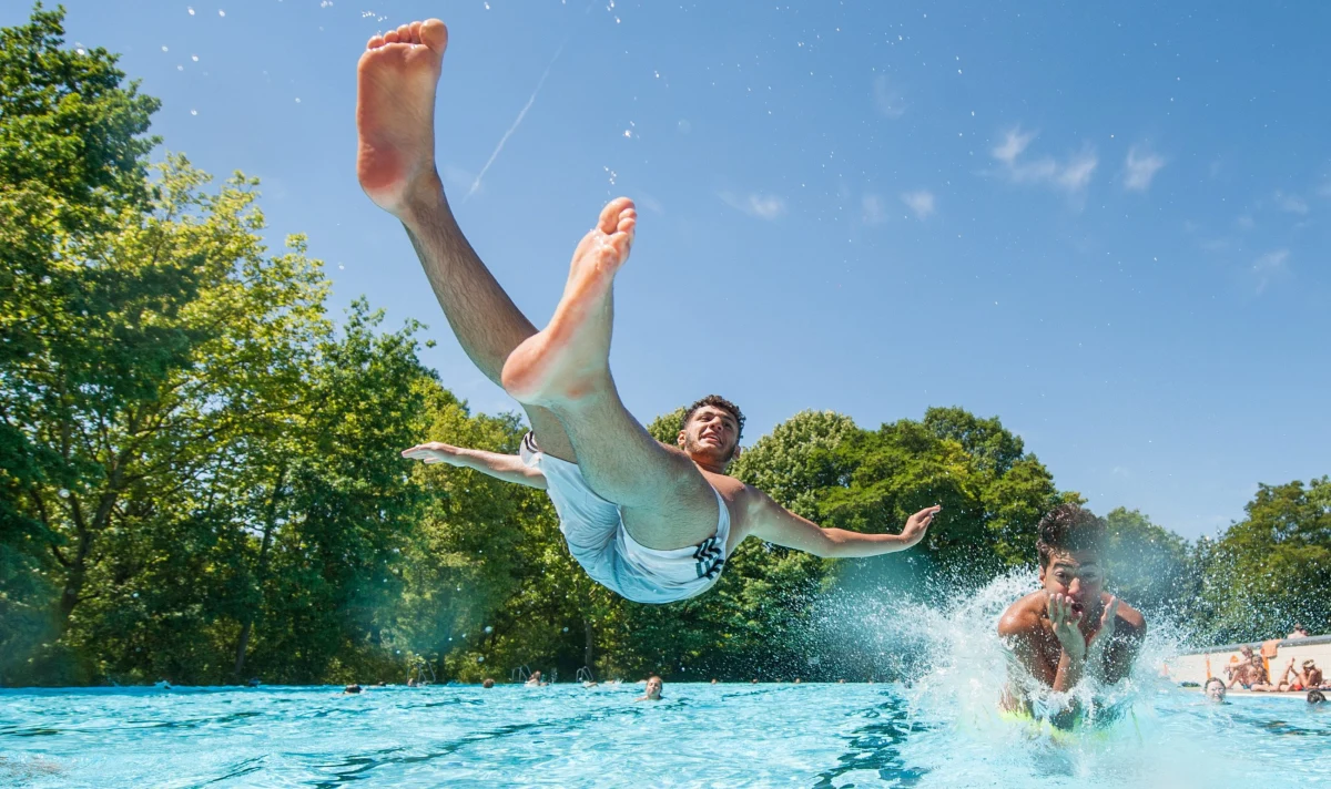 Do Polski nadciągnęła fala zwrotnikowych upałów. Z nieba już leje się żar, a w kolejnych dniach ma być jeszcze cieplej. Z obecnych prognoz wynika, że temperatura wrośnie nawet do 38 stopni Celsjusza. Instytut Meteorologii i Gospodarki Wodnej wydał ostrzeżenie najwyższego - trzeciego stopnia. Meteorolodzy przestrzegają, że do upałów dołączą też wkrótce burze, lokalnie gwałtowne oraz połączone z intensywnymi opadami deszczu, ulewami oraz gradobiciami. 