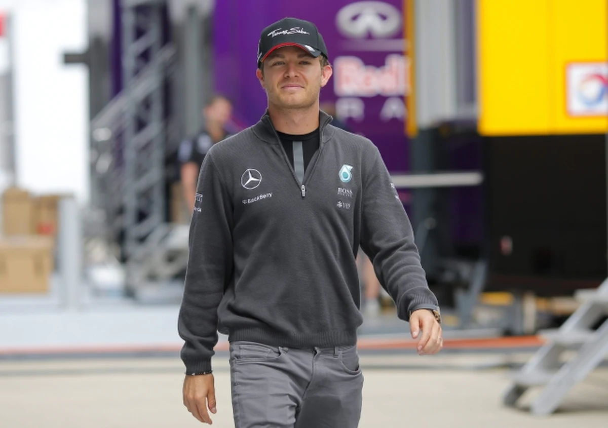 Wicelider klasyfikacji generalnej mistrzostw świata Formuły 1 Niemiec Nico Rosberg (Mercedes GP) uzyskał najlepsze wyniki na obu piątkowych treningach na torze Silverstone przed niedzielnym wyścigiem o Grand Prix Wielkiej Brytanii. Wyprzedził na pierwszym treningu kolegę z zespołu, aktualnego lidera klasyfikacji generalnej MŚ Brytyjczyka Lewisa Hamiltona. Trzeci czas uzyskał Holender Max Verstappen (Toro Rosso).