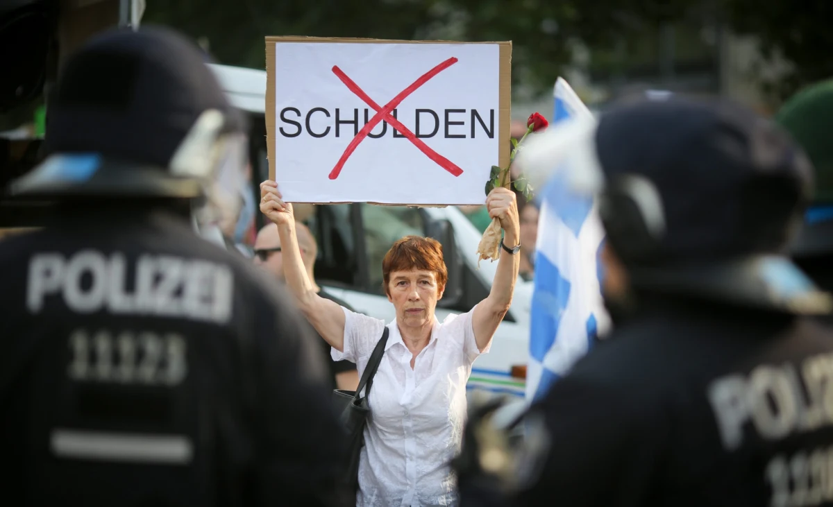 Plac Syntagma w stolicy Grecji wypełnili przeciwnicy porozumienia z zachodem. Głośno protestują przeciw dalszym oszczędnościom. To największa i kulminacyjna z dotychczasowych demonstracji. Pojawili się też anarchiści. Policja użyła gazu łzawiącego.