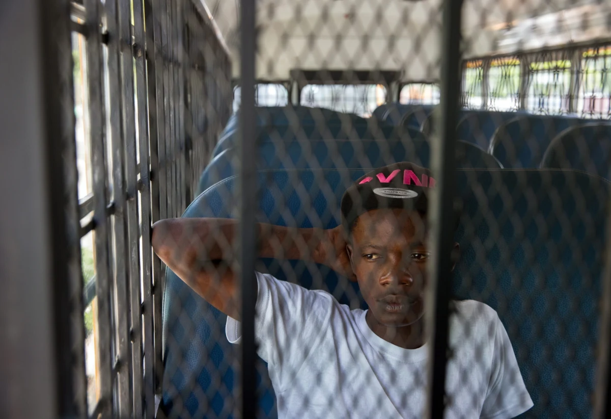 Imigranci usiłujący za wszelką cenę przedostać się do Wielkiej Brytanii spowodowali w nocy poważne zakłócenia w ruchu pociągów w tunelu pod kanałem La Manche - poinformowały władze francuskie. Jak oświadczył rzecznik prefektury departamentu Pas-de-Calais ok. 150 migrantów - przeważnie z krajów Afryki i Bliskiego Wschodu - usiłowało wtargnąć na peron dla wsiadających. Niektórzy próbowali nawet wskakiwać do pociągów będących w ruchu. 