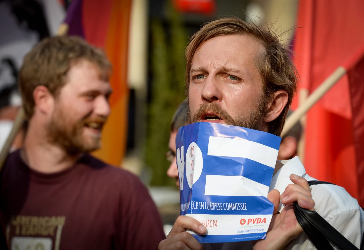 W Grecji zaczyna brakować niektórych lekarstw i artykułów spożywczych. Połowę żywności kraj importuje, a przy wstrzymaniu bankowych przelewów za granicę, firmy nie mogą płacić za dostawy. Grecy wykupują mąkę, makaron, ryż, cukier i konserwy.