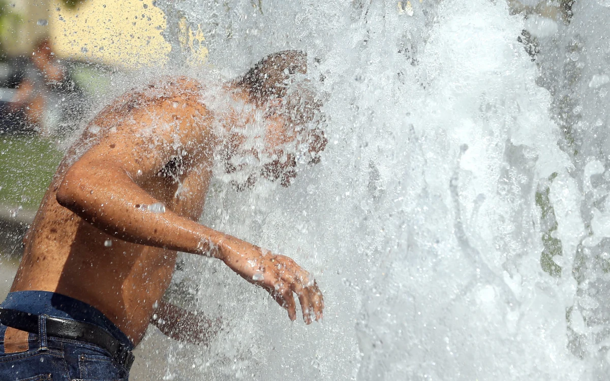Do Polski nadciągnęła fala upałów. Już dziś temperatura w cieniu przekroczy 30 stopni C. Osoby wrażliwe - starsze, chore oraz dzieci - powinny ograniczyć przebywanie na powietrzu.