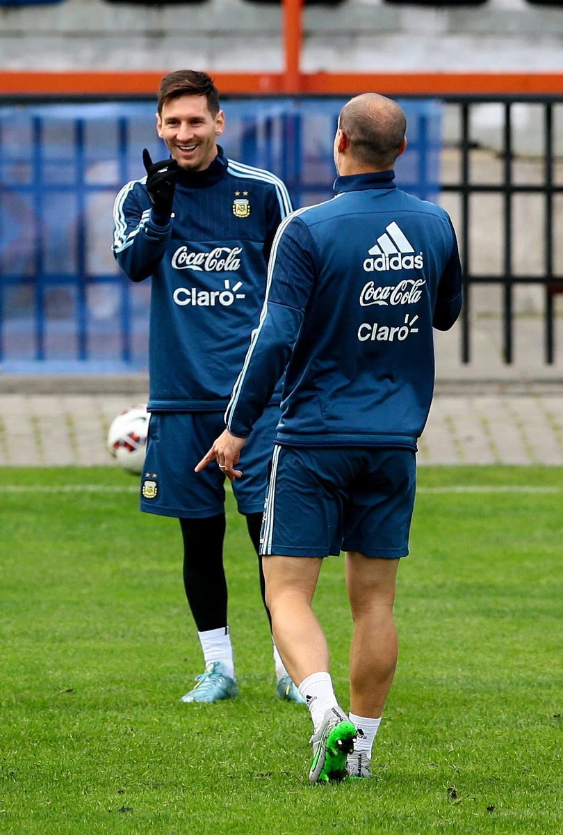 Argentyna i Chile walczyć będą wieczorem (godz. 22) w finale Copa America. Stawką jest nie tylko prestiż, ale i srebrny puchar wykonany w pracowni jubilerskiej w Buenos Aires w 1916 r. Piłkarze "Albicelestes" mają szanse na rekordowe 15. zwycięstwo w tej imprezie.