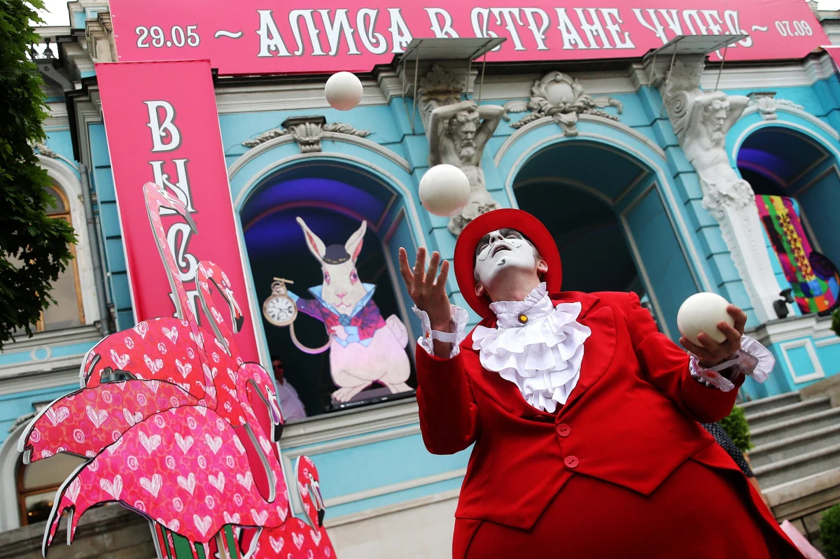 Dokładnie 150 lat temu, 4 lipca 1865 roku ukazało się pierwsze wydanie „Przygód Alicji w Krainie Czarów”. Maciej Słomczyński, autor jednego z dziesięciu przekładów powieści na język polski, twierdzi, że to jedyny przypadek dzieła, zawierającego dwie różne książki: jedną dla dzieci, drugą dla dorosłych. Postać Alicji stworzył matematyk i niedoszły kleryk – Charles Dodgson, który publikował pod pseudonimem Lewis Carroll.  