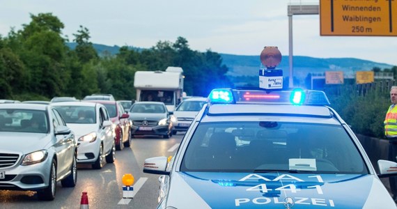 Wypadek w Niemczech na autostradzie A40 w okolicy miejscowości Neukirchen w pobliżu Dortmundu. W zderzeniu minibusa z ciężarówką zginęły dwie osoby, a 7 zostało rannych. Samochód był zarejestrowany w Polsce - podała tamtejsza policja.