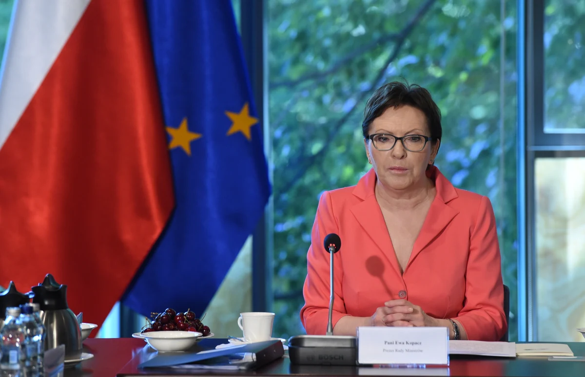 Grecja jest dla Polaków wielką przestrogą; skutki tego, co się tam wydarzyło, wynikają z nieodpowiedzialnych obietnic polityków - powiedziała premier Ewa Kopacz podczas nadzwyczajnego posiedzenia Rady Gospodarczej w Warszawie. "Obietnice, które składał prezydent elekt właściwie nie mogły być przelicytowane przez nikogo z odpowiedzialnych ekonomistów. Dzisiaj w tej kampanii (...) nie chcę się licytować z PiS-em i z panią Beatą Szydło, która została wskazana jako przyszły premier rządu (...) na obietnice bez pokrycia" - dodała premier. 