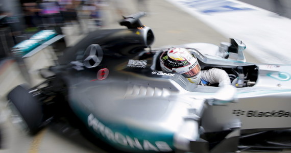 Brytyjczyk Lewis Hamilton z zespołu Mercedes GP wywalczył pole position przed niedzielnym wyścigiem o Grand Prix Wielkiej Brytanii na torze Silverstone, który jest dziewiątą eliminacją mistrzostw świata Formuły 1. To ósme w sezonie 2015 pole position mistrza świata.