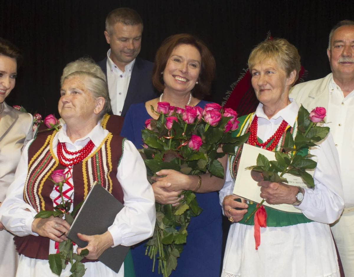 „Wydaje się, że to są zapowiedzi, które są zapowiedziami dla przyszłego parlamentu” – stwierdziła marszałek Sejmu Małgorzata Kidawa–Błońska pytana o propozycje przedstawione na kongresie PiS. "Każdy, kto pracuje w parlamencie wie, że jeżeli ustawy mają być duże, wymagają dużo pracy i nie da się ich zrobić w ciągu jednego posiedzenia Sejmu - jeżeli poważnie traktujemy parlament i wyzwania” – dodała. 