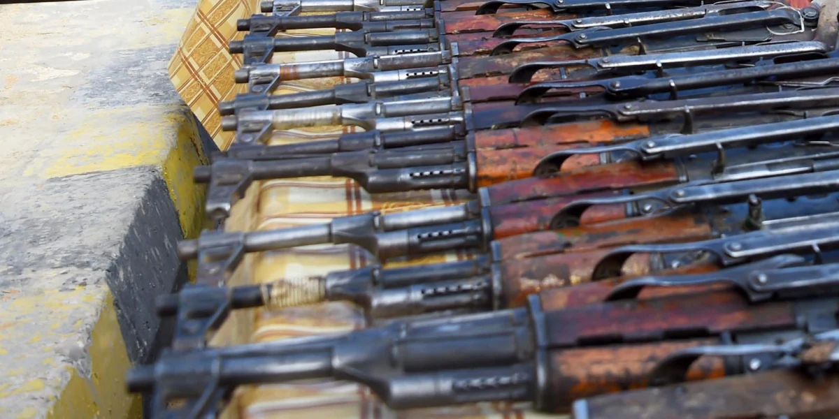 Na dachach kamienic w centrum Neapolu młodzi mafiosi urządzili "poligony", na których ćwiczą strzelanie z ostrej broni. Nielegalne treningi odbywały się w rejonie, w którym w strzelaninach zginęła jedna osoba, a kilka zostało rannych.