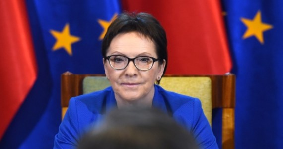 Budżet konstruowany przez opozycję nie spina się i rozjeżdża z rzeczywistością - mówiła premier Ewa Kopacz pytana przez dziennikarzy o propozycje przedstawione przez kandydatkę PiS na premiera Beatę Szydło. Chodzi m.in. o wypłaty 500 zł na każde drugie i kolejne dziecko, podniesienie kwoty wolnej od podatku do 8 tys. zł oraz obniżenie wieku emerytalnego.