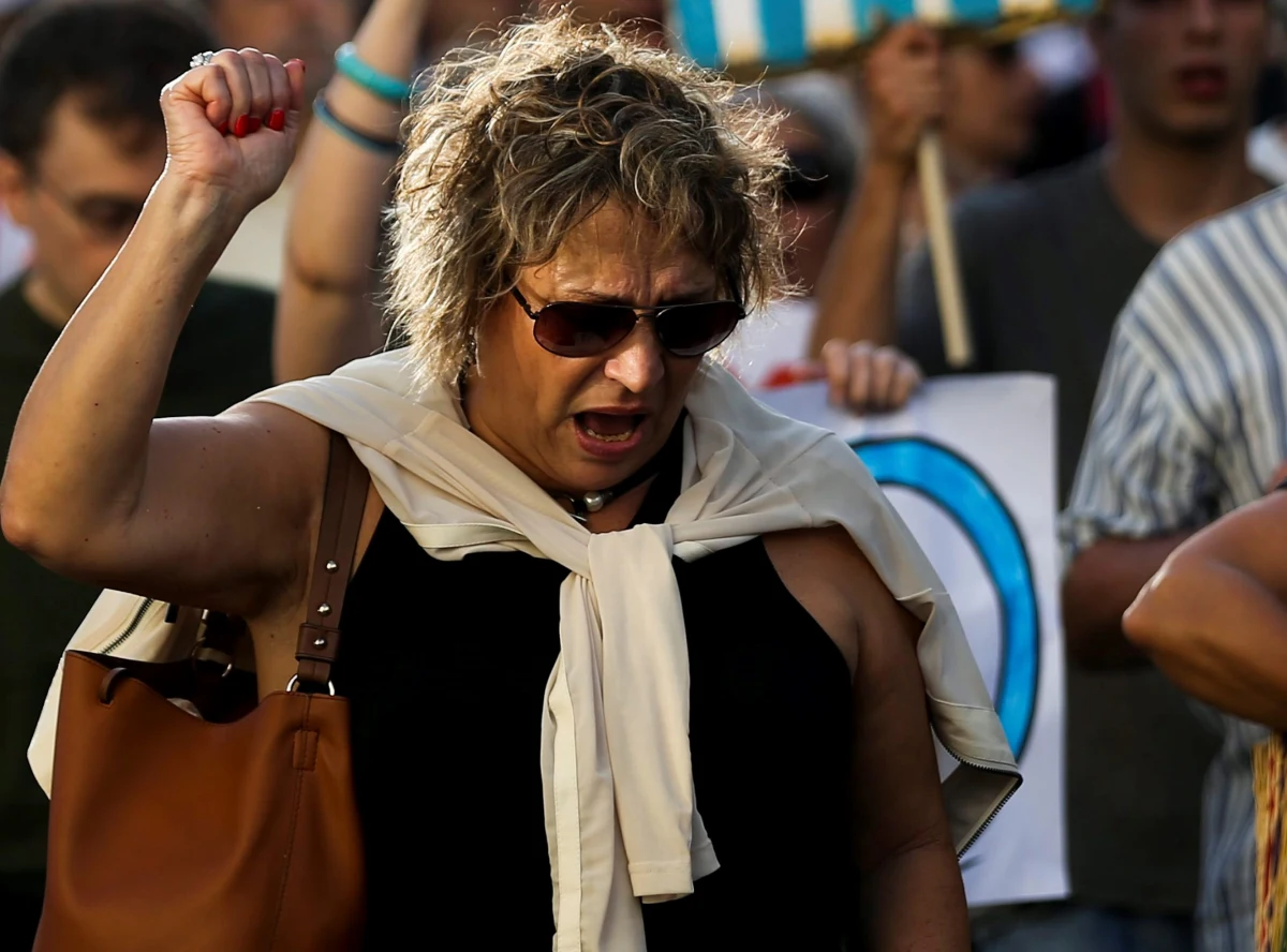 Dziś Grecy głosują w referendum. Jeśli głosujący powiedzą "tak", może to otworzyć drogę do negocjacji nad nowym programem pomocowym. Głosowanie na "nie" oznaczać będzie odrzucenie przyjęcia pomocy finansowej na warunkach wierzycieli. W przypadku spółki oznaczałoby to upadłość, w przypadku państwa recesję. A w konsekwencji - chaos. 