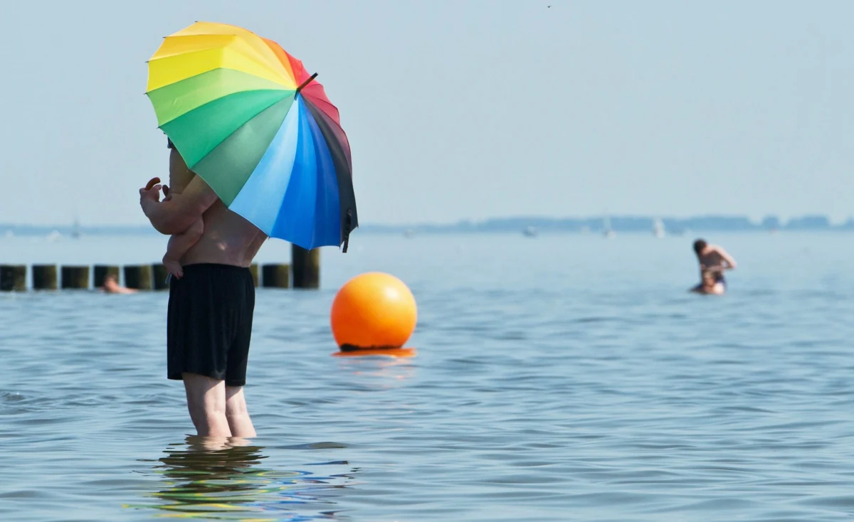 W najbliższych dniach wciąż możemy się spodziewać upałów i - co za tym idzie - gwałtownych burz. Dzisiaj termometry wskażą nawet 37 st. w cieniu. Za kilka dni jednak znacznie się ochłodzi i temperatura w niektórych rejonach kraju spadnie do zaledwie 15 st!