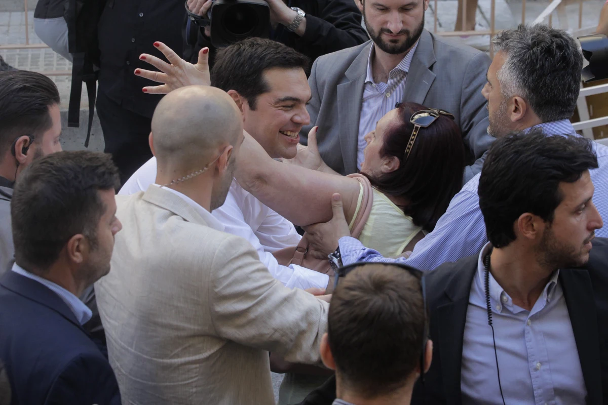 Aleksis Cipras po oddaniu głosu w referendum przestrzegł przed lekceważeniem głosu ludzi, którzy zdecydowali się wziąć sprawy w swoje ręce. Grecy decydują ws. pomocy zagranicznej dla Aten. Wcześniej premier Grecji namawiał do głosowania w referendum na "nie".