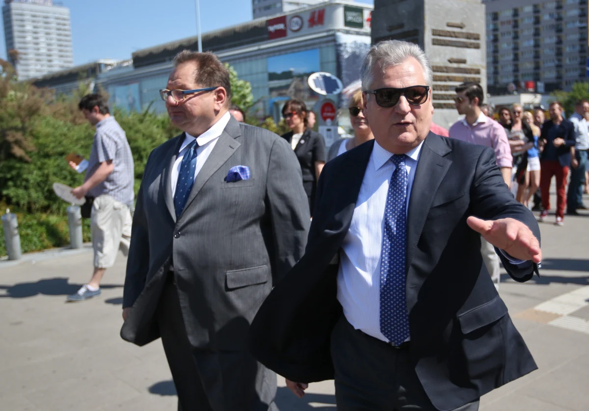 Tygodnik „Do Rzeczy” dotarł do zapisu rozmowy Aleksandra Kwaśniewskiego i Ryszarda Kalisza podsłuchanej w restauracji Sowa i Przyjaciele. „Trzy najbardziej zdemoralizowane instytucje w Polsce to jest po pierwsze – prokuratura, po drugie – służby specjalne, po trzecie – telewizja publiczna. (…) Te trzy instytucje – kupią, sprzedadzą, zdradzą, zniszczą. I tak dalej, i tak dalej” – miał mówić Kwaśniewski do Kalisza. 