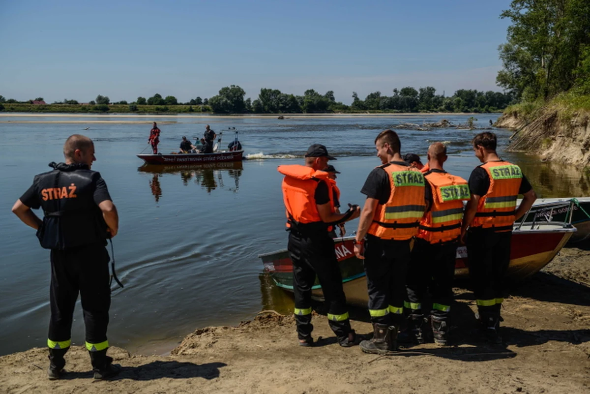 Strażacy odnaleźli ciało jednej z poszukiwanych nastolatek, które kilka dni temu zaginęły w Kobylnicy na Mazowszu. Dziewczynki poszły wykąpać się w Wiśle. Ostatni raz widziano je w piątkowy wieczór. Jak dowiedział się reporter RMF FM, poszukiwania drugiej nastolatki zostaną wznowione w poniedziałek o szóstej rano. 