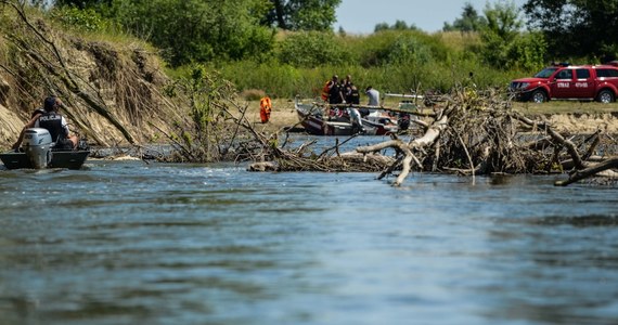 Ciało, które w nocy wypłynęło na Wiśle w Kozienicach, należy do poszukiwanej od piątku 12-latki z Kobylnicy - policjanci potwierdzili już tożsamość dziewczynki. Kilka dni temu 12-latka i jej starsza o rok koleżanka poszły wykąpać się w rzece, ostatni raz widziano je w piątkowy wieczór. Zwłoki starszej z nich odnaleziono wczoraj wieczorem.