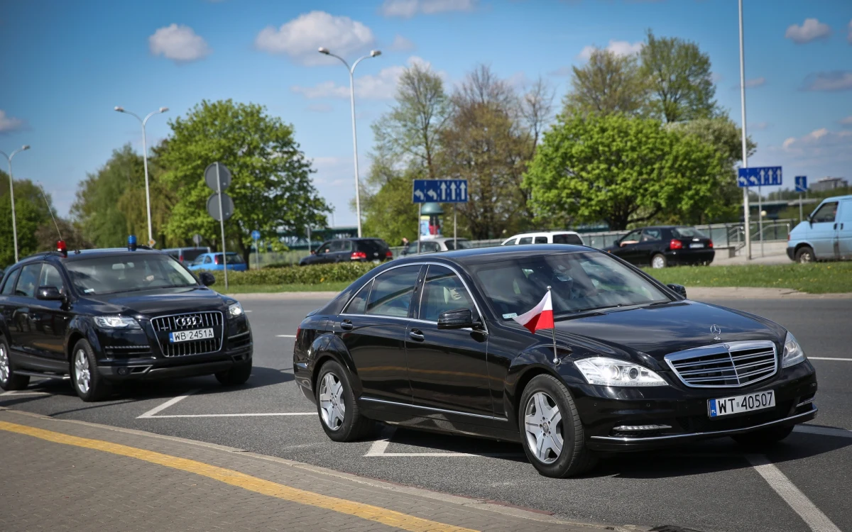 Dziś kończy się sprawa przetargu na ponad sto samochodów, który ujawniliśmy 18 czerwca. Po naszej publikacji szef KPRM zażądał zweryfikowania zasadności zakupu i urzędniczych potrzeb. Okazało się, że zamiast 116 potrzeba tylko 30 aut. 