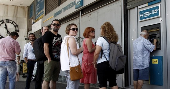 Rząd Niemiec nie widzi obecnie warunków do podjęcia nowych negocjacji z władzami w Atenach – mówi rzecznik rządu Steffen Seibert. Zapewnił, że "drzwi pozostają otwarte". We wczorajszym referendum w Grecji zwyciężyli przeciwnicy programu pomocy.