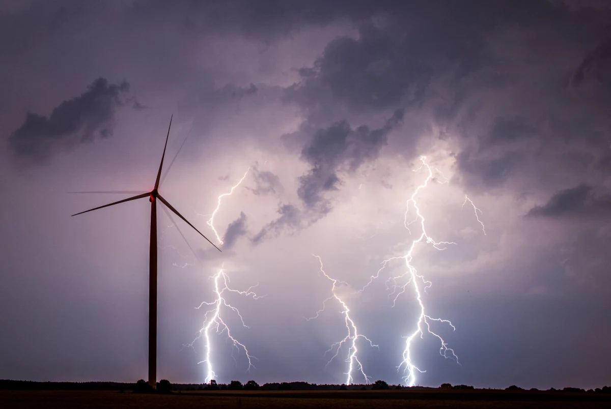 Uwaga na burze z gradem. Instytut Meteorologii i Gospodarki Wodnej ostrzega, że mogą się one pojawić na południu, wschodzie i centrum Polski.