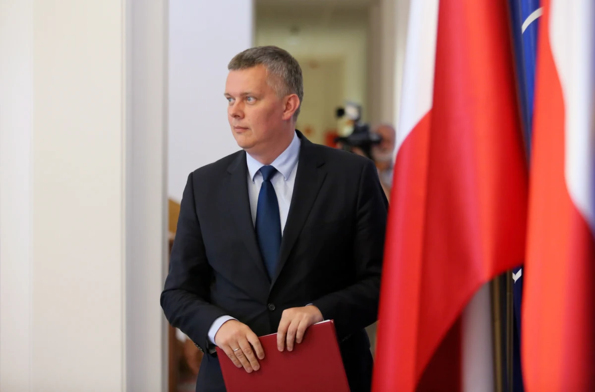 Minister obrony kieruje do prokuratury sprawę ujawnionej przez tygodnik "Do Rzeczy" podsłuchanej rozmowy Ryszarda Kalisza z Aleksandrem Kwaśniewskim sprzed dwóch lat. Kalisz, powołując się na informacje od  ówczesnego szefa Służby Kontrwywiadu Wojskowego generała  Janusza Noska sugerował, że Tomasz Siemoniak był zamieszany w korupcję.