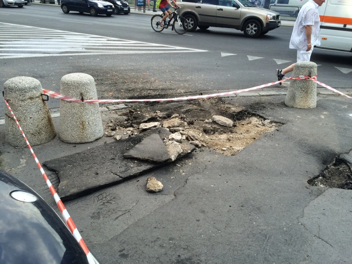 W Warszawie na rogu ul. Twardej i alei Jana Pawła II pod chodnikiem prawdopodobnie doszło do awarii energetycznej. Na miejscu przez kilka godzin były spore utrudnienia w ruchu.