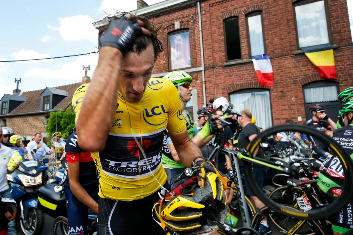 Szwajcar Fabian Cancellara zdecydował wycofać się z rywalizacji w Tour de France. Kolarz ucierpiał w czasie kraksy, do której doszło 60 km przed metą trzeciego etapu wyścigu. Cancellara złamał dwa kręgi lędźwiowe.