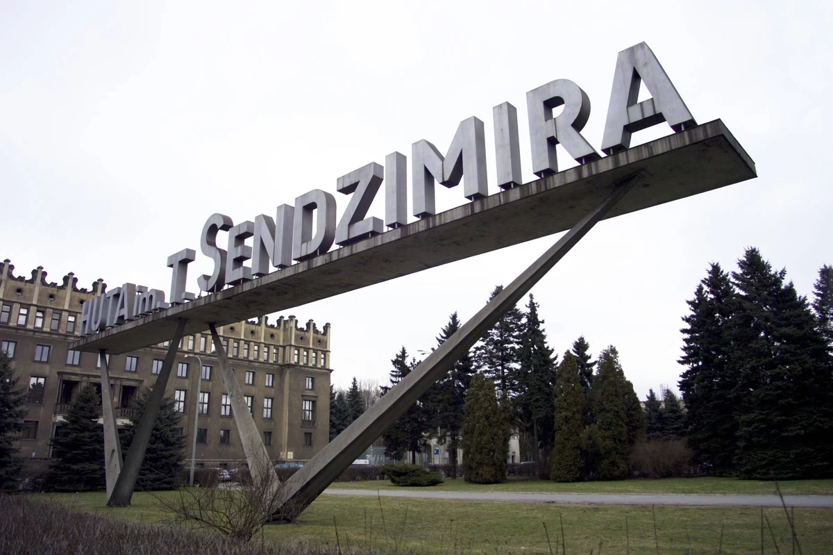 Krakowski oddział koncernu  Accelor Mittal uratowany. Hinduski właściciel dawnej Huty im. T. Sendzimira zdecydował się na modernizację wielkiego pieca. Stary - może wytapiać stal tylko do 2016 roku. Bez modernizacji załodze zakładu groziłyby zwolnienia. 