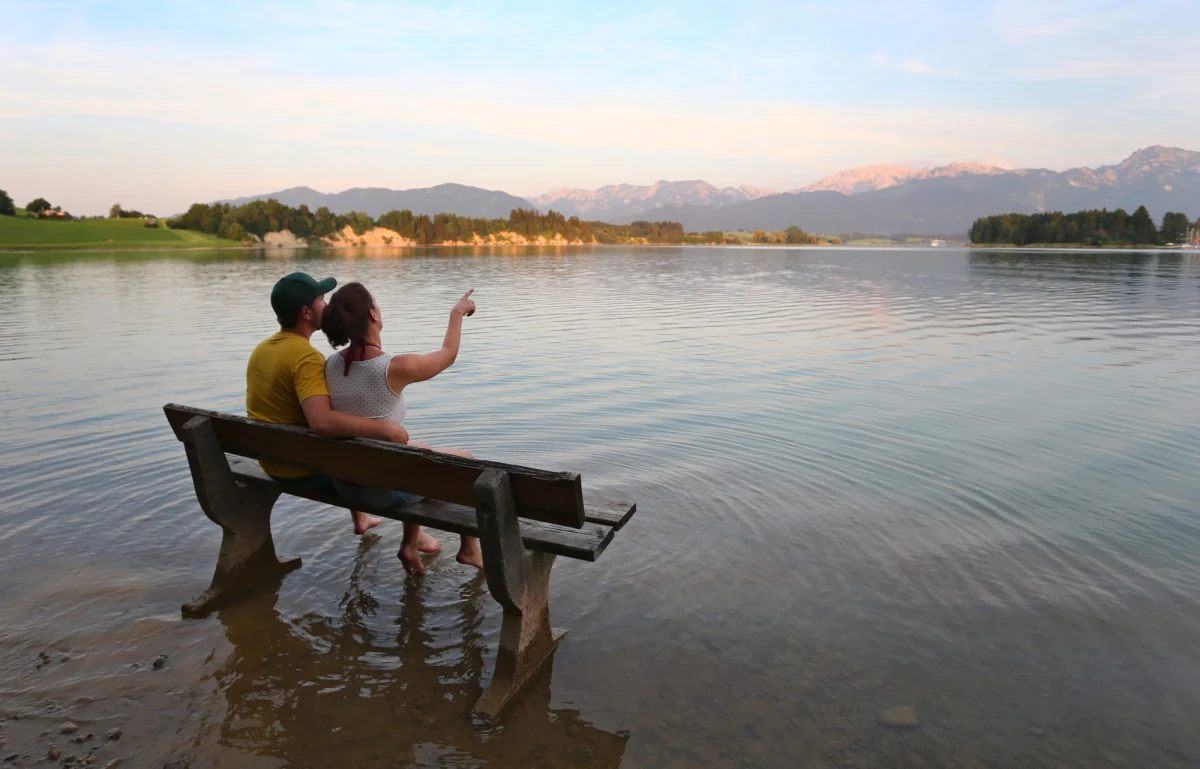 Po miłości, to pogoda bywa najczęstszym motywem tekstów popularnych piosenek - przekonują brytyjscy naukowcy. Analiza przeprowadzona przez badaczy z kilku uniwersytetów, współpracujących z Tyndall Centre for Climate Change Research pokazała, że autorzy tekstów często inspirują się zjawiskami pogodowymi, a najczęściej piszą o słońcu i deszczu. Ich analiza dotyczy piosenek brytyjskich i amerykańskich, ale nie ma wątpliwości, że i po polsku śpiewa się o pogodzie bardzo często.