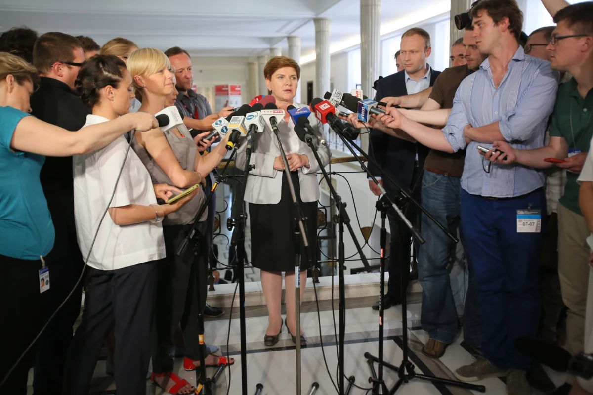 Podatek bankowy ma być jednym ze źródeł finansowania priorytetowych projektów PiS - zapowiedziała kandydatka PiS na premiera Beata Szydło. Dodała, że podatek wyniósłby 0,39 proc. i przyniósłby 5 miliardów złotych wpływów do budżetu. "Banki są dzisiaj w Polsce instytucjami, które mają niezwykle uprzywilejowaną pozycję" - tłumaczyła Szydło.