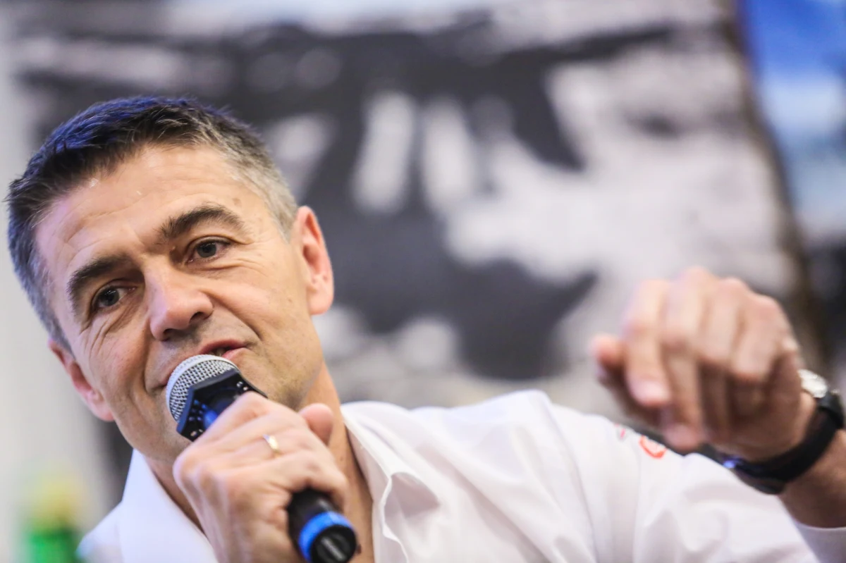 Sąd Rejony w Mławie nałożył na kierowcę rajdowego Krzysztofa Hołowczyca karę grzywny w wysokości 4 tysięcy złotych. To kara za rajd krajową „siódemką” z prędkością powyżej 200 kilometrów na godzinę. 