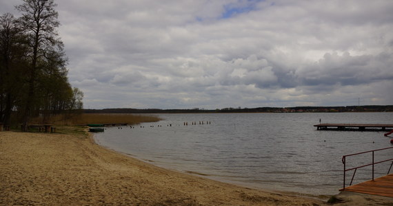 Na brzeg jeziora Bocznego niedaleko Giżycka, fala wyrzuciła granat przeciwpiechotny z czasów II Wojny Światowej. Plażę trzeba było zamknąć. Informację o tym zdarzeniu dostaliśmy na Gorącą Linię RMF FM.