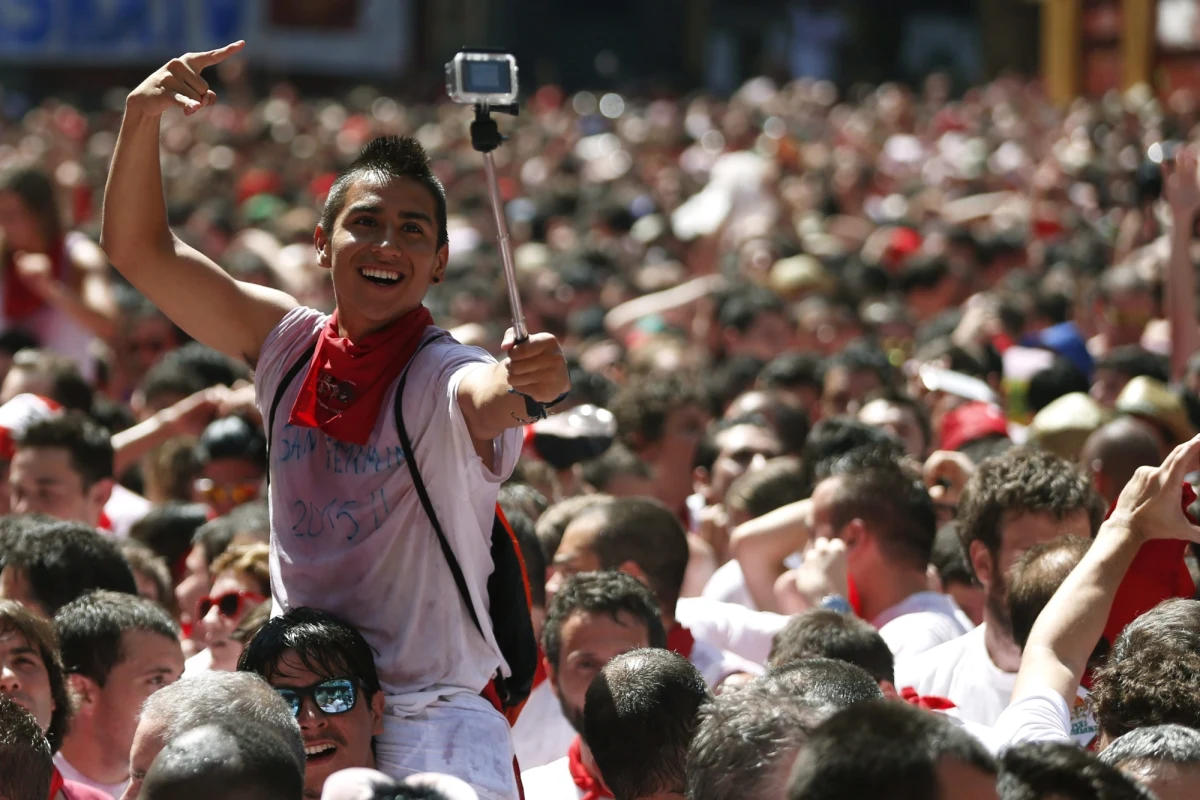 Rosyjska policja rozpoczęła kampanię informacyjną mającą uczulić na zagrożenia związane z robieniem sobie zdjęć, tzw. selfie, w niebezpiecznych sytuacjach. "Fajne selfie może kosztować życie!", "Sefie z bronią w ręku zabija" - ostrzega rosyjskie MSW.