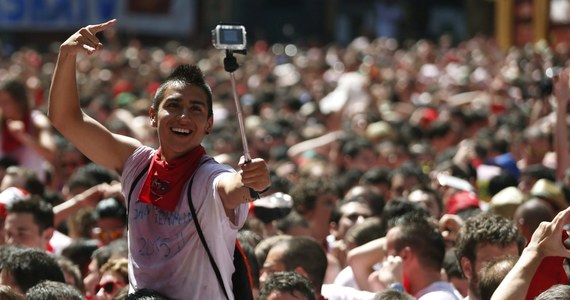 Rosyjska policja rozpoczęła kampanię informacyjną mającą uczulić na zagrożenia związane z robieniem sobie zdjęć, tzw. selfie, w niebezpiecznych sytuacjach. "Fajne selfie może kosztować życie!", "Sefie z bronią w ręku zabija" - ostrzega rosyjskie MSW.