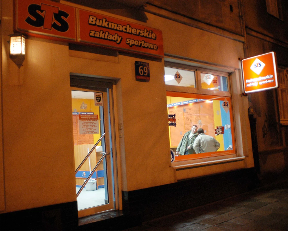 Komornik w największej polskiej firmie bukmacherskiej STS - dowiedziała się reporterka RMF FM Anna Kropaczek. Blisko 4 mln złotych od spółki domaga się słowacki bukmacher. We wtorek komornicy w asyście policji wkroczyli do punktów przyjmujących zakłady m.in. w Katowicach.  