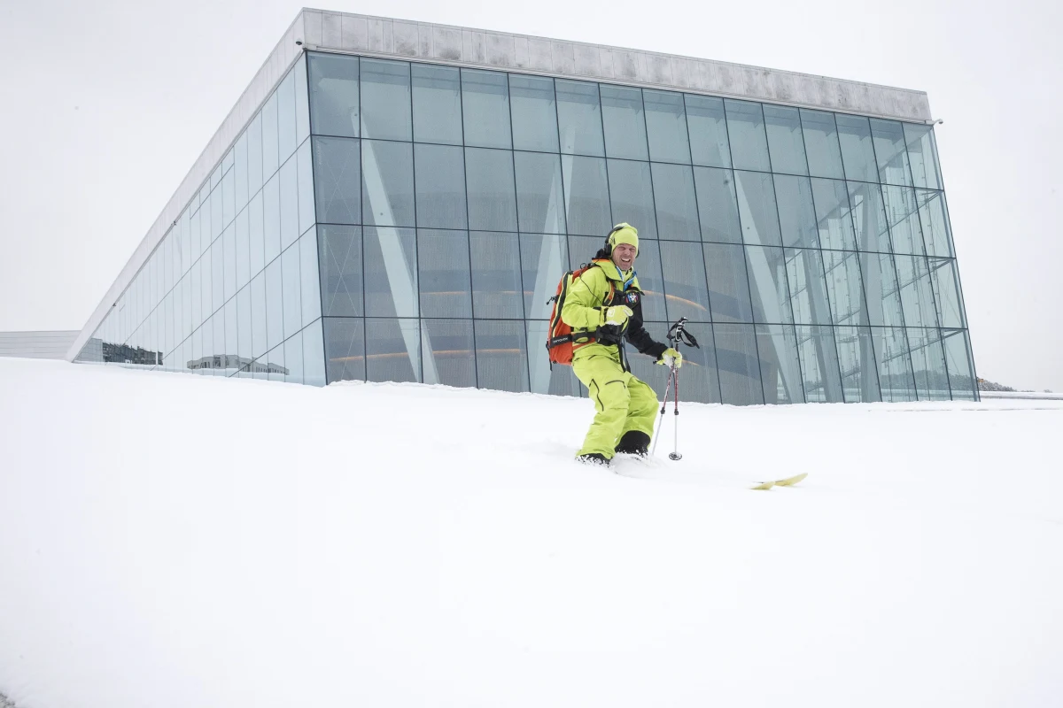 Norweska telewizja publiczna NRK przyznała, że wspaniałe reakcje publiczności podczas narciarskich mistrzostw świata w Oslo w 2011 roku zostały zmanipulowane, a głośny doping i okrzyki kibiców pochodziły z nagranego wcześniej... koncertu rockowego.