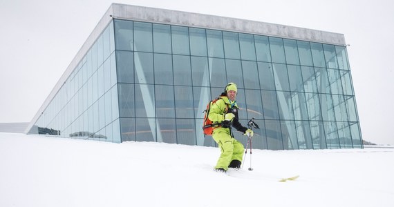 Norweska telewizja publiczna NRK przyznała, że wspaniałe reakcje publiczności podczas narciarskich mistrzostw świata w Oslo w 2011 roku zostały zmanipulowane, a głośny doping i okrzyki kibiców pochodziły z nagranego wcześniej... koncertu rockowego.