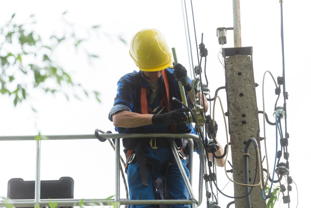 Po nocnych nawałnicach w środę przed południem udało się przywrócić ruch na dziewięciu odcinkach linii kolejowych z czterdziestu, na których występowały utrudnienia. To m.in. połączenia z Poznania do Szczecina, z Krakowa do Warszawy, czy z Opola do Kędzierzyna Koźla. Przywracany jest ruch na trasie z Krakowa do Zakopanego. Pociągi dojeżdżają już z Zakopanego do Kalwarii Zebrzydowskiej. 
