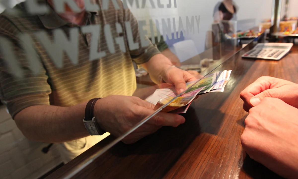 Platforma Obywatelska złożyła w Sejmie projekt ustawy umożliwiającej przewalutowanie kredytów frankowych na złote, po aktualnym kursie. Z takiej możliwości będą mogły skorzystać osoby z najbardziej niekorzystnymi kredytami.