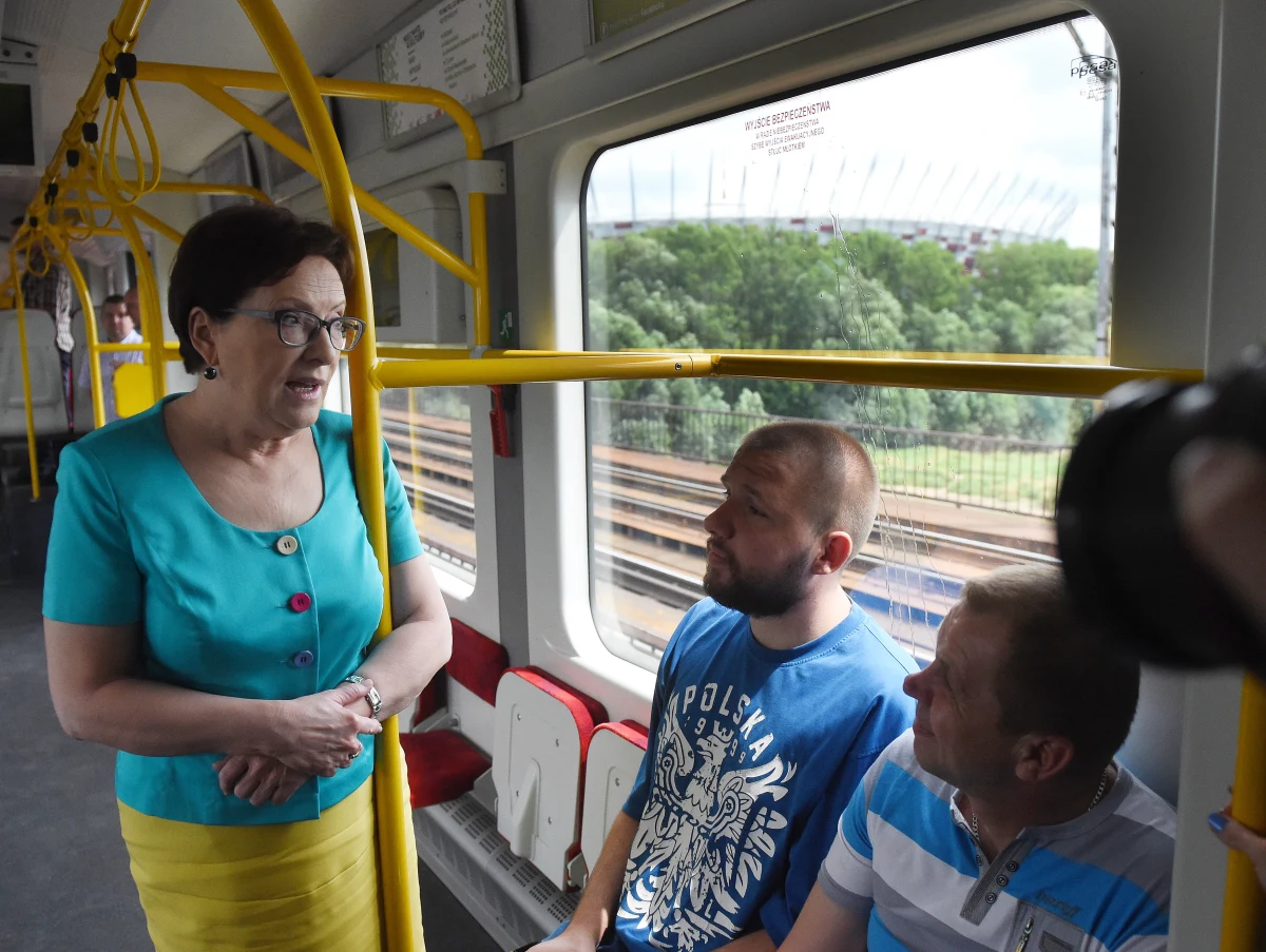 "W każdej plotce jest ziarenko prawdy" - powiedziała Ewa Kopacz pytana o informacje, jakoby przygotowywała propozycję zerowej stawki podatku dochodowego dla osób do 30. roku życia. Szefowa rządu nie chciała jednak zdradzać szczegółów.