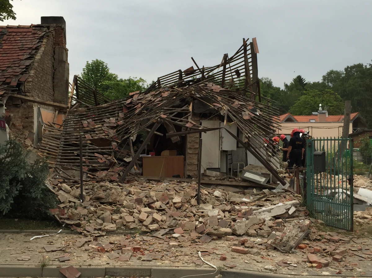 ​60-letnia kobieta została ranna w wybuchu gazu w domu jednorodzinnym przy ul. Lawendowej w Łodzi. Została ewakuowana z budynku sąsiadującego z posesją, na której doszło do eksplozji.