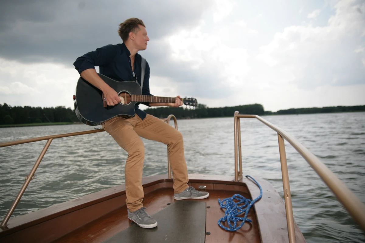 Gwiazdą wakacyjnej zabawy RMF FM - "Koncert za jeden uśmiech" - był tym razem Rafał Brzozowski. O godz. 18 Rafał zaśpiewał na scenie na wodzie, a wcześniej, przez cały dzień, bawił się z mieszkańcami i turystami w Augustowie.