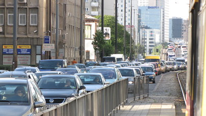 Władze Warszawy chcą spowolnić ruch samochodów w centrum
