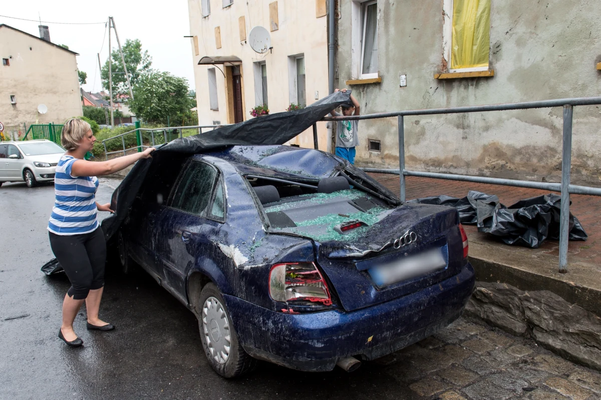 Od rana straż interweniowała prawie 2,9 tys. razy. Była wzywana do uszkodzonych budynków lub zerwanych dachów oraz powalonych drzew. Wichura uszkodziła w całej Polsce 125 budynków – najwięcej w województwie śląskim i w Małopolsce. Powalone drzewa wstrzymały pociągi na trasach na Śląsku, w Małopolsce, w Wielkopolsce i na Podkarpaciu. 