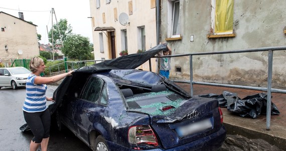 Nawałnice w Polsce. Już nadciągają kolejne - Polska Od rana straż interweniowała prawie 2,9 tys. razy. Była wzywana do uszkodzonych budynków lub zerwanych dachów oraz powalonych drzew. Wichura uszkodziła w całej Polsce 125 budynków – najwięcej w województwie śląskim i w Małopolsce. Powalone drzewa wstrzymały pociągi na trasach na Śląsku, w Małopolsce, w Wielkopolsce i na Podkarpaciu.