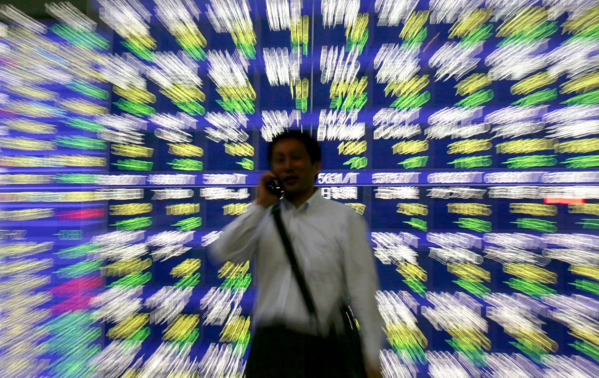 Mimo interwencji rządu w Pekinie, który podjął bezprecedensowe korki, by powstrzymać gwałtowne spadki, na chińskiej giełdzie pojawiły się oznaki paniki. Biały Dom ogłosił, że bacznie obserwuje rozwój sytuacji na chińskie giełdzie. Zdaniem części ekspertów zapaść ta nie odbije się na realnej gospodarce Państwa Środka.