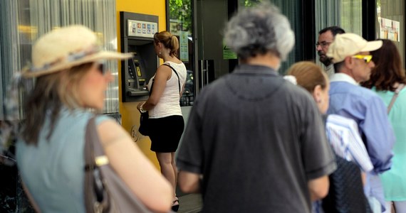 Banki w Grecji będą zamknięte do końca tygodnia - poinformowała wieczorem grecka telewizja państwowa. Z bankomatów nadal będzie można wypłacać najwyżej po 60 euro dziennie. Wcześniej źródła w rządzie w Atenach informowały, że zamknięcie banków zostanie przedłużone tylko do środy włącznie. 