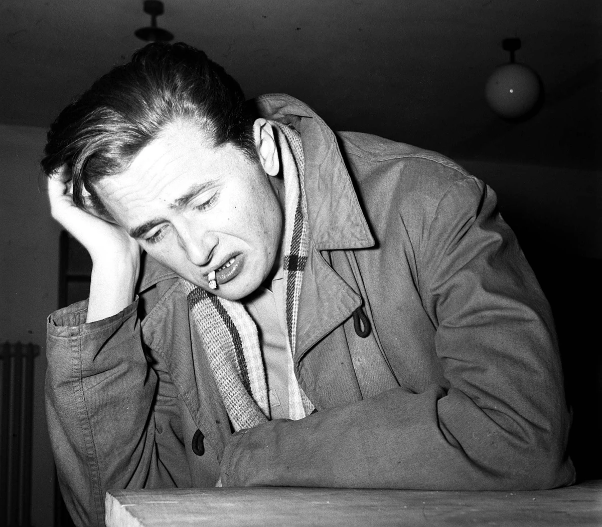 Po wakacjach ukaże się nieznana książka Marka Hłaski "Wilk". To nieopublikowany debiut słynnego pisarza - pisze "Gazeta Polska Codziennie". Powieść została odnaleziona w archiwach Zakładu Narodowego Ossolińskich we Wrocławiu, w którym przeleżała prawie 60 lat.